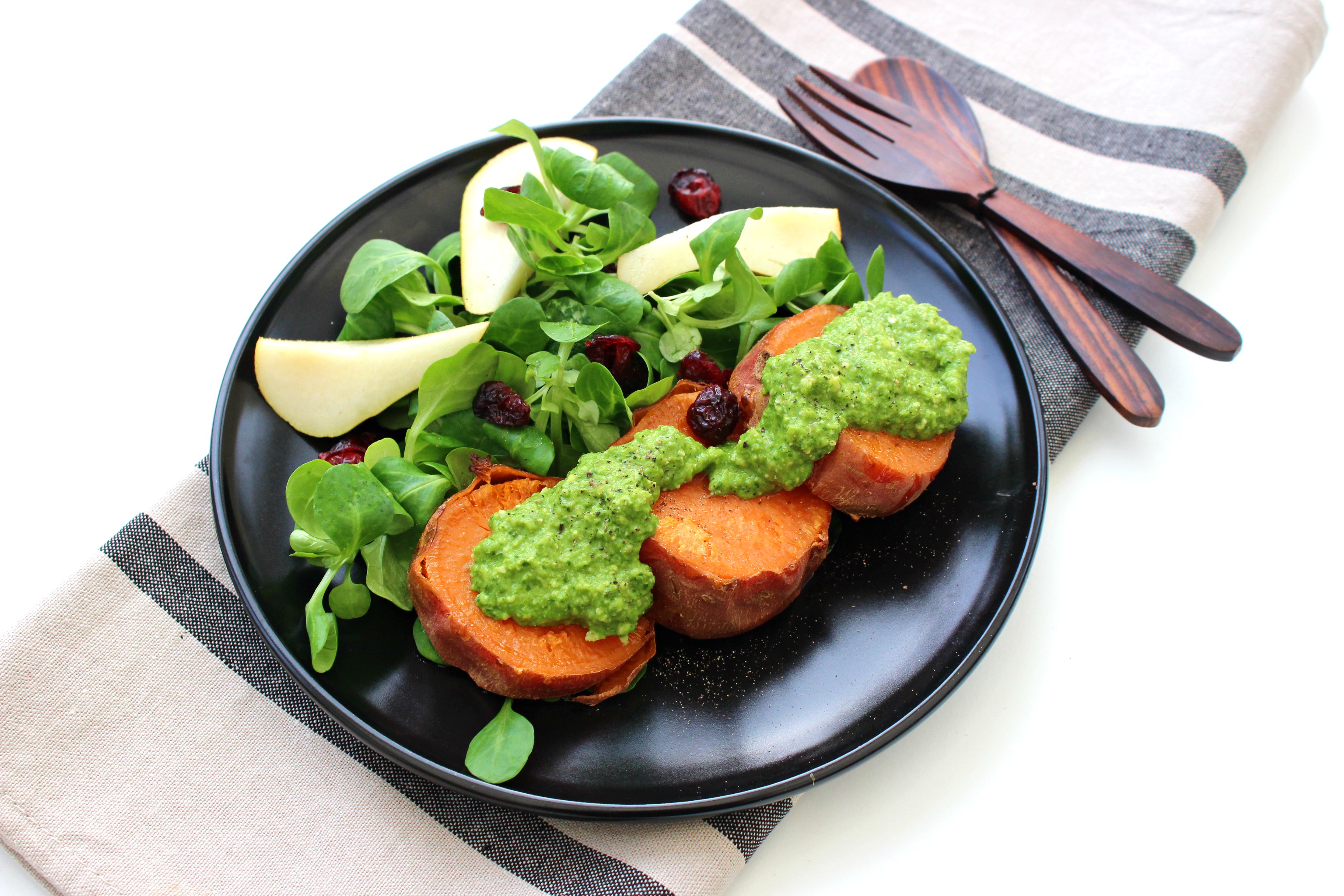 Tranches de patate douce fondantes pesto de kale à l'orange