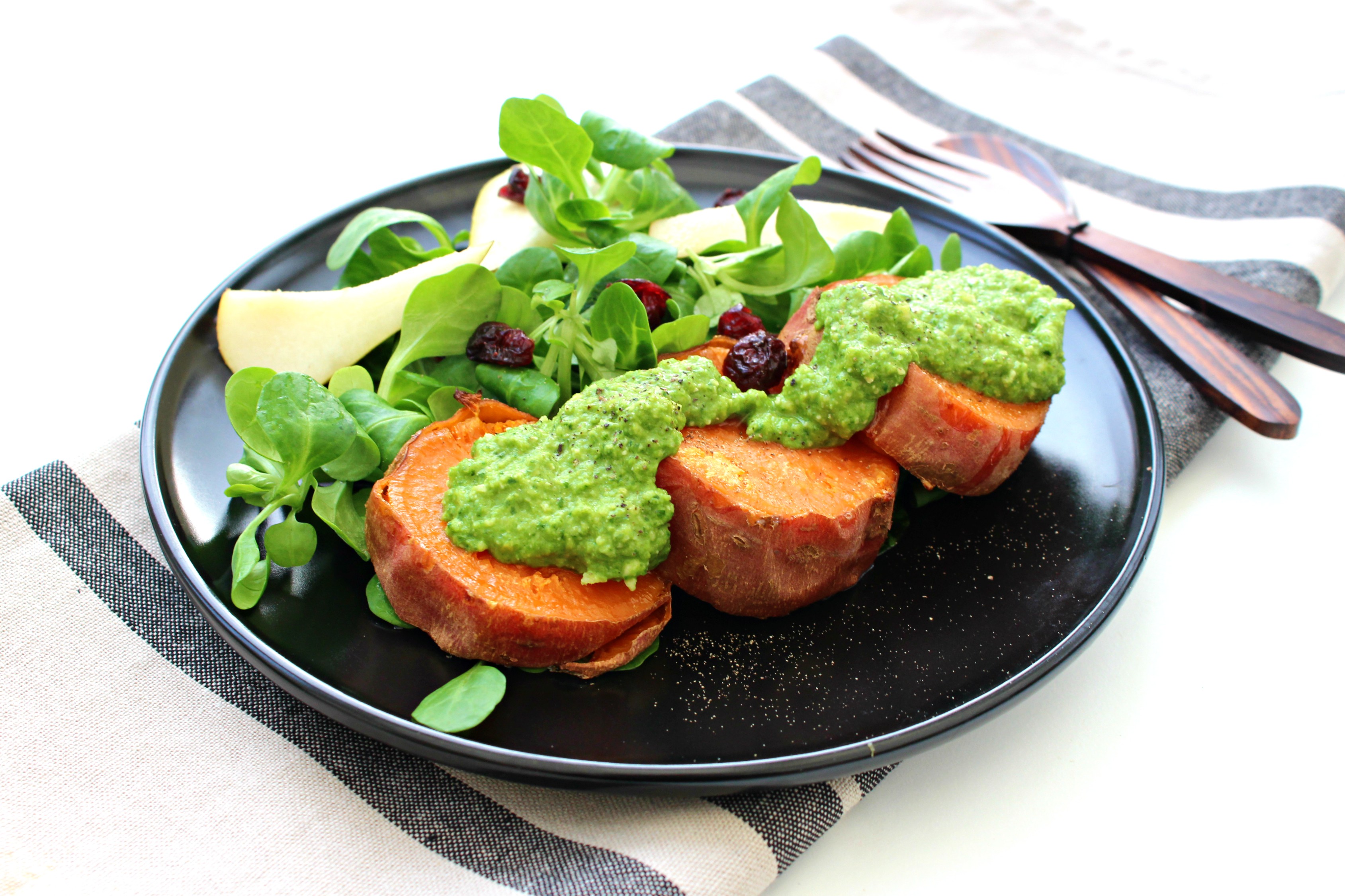 Tranches de patate douce fondantes pesto de kale à l'orange