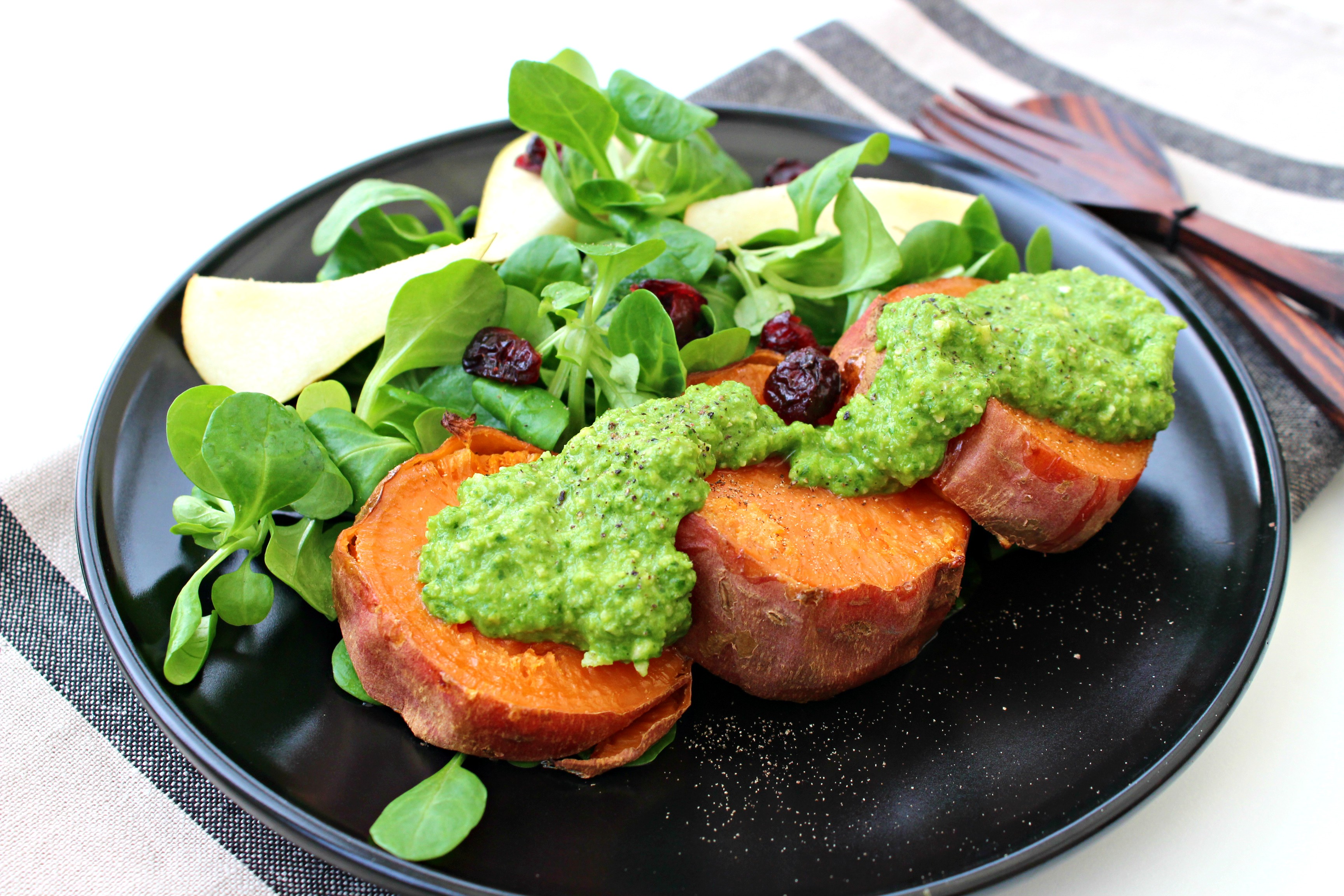 Tranches de patate douce fondantes pesto de kale à l'orange