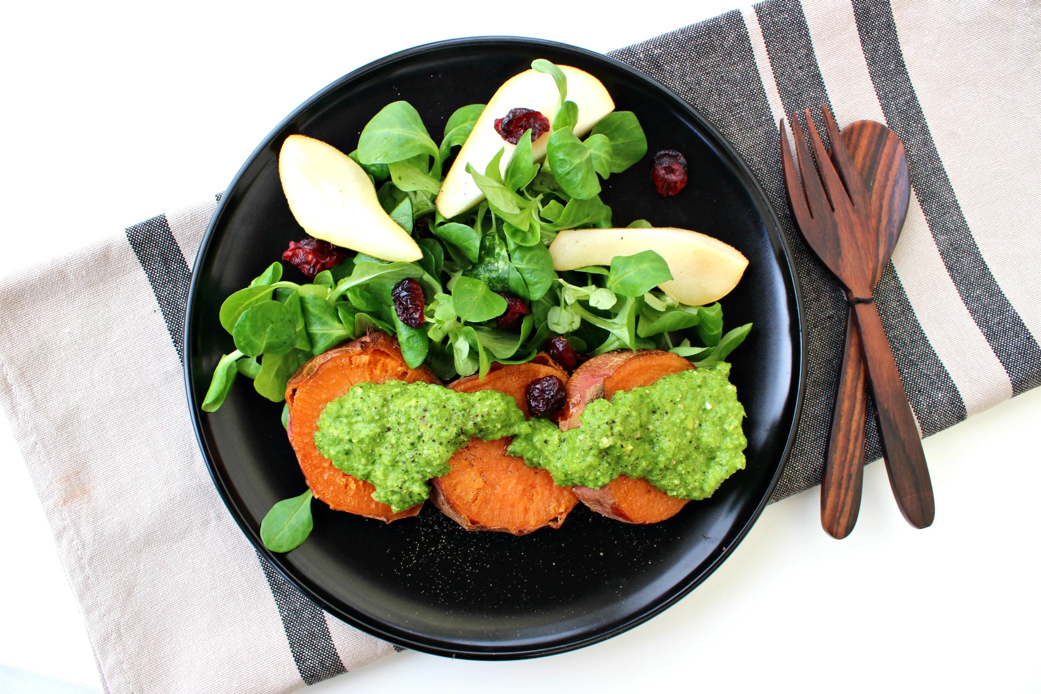 Tranches de patate douce fondantes pesto de kale à l'orange