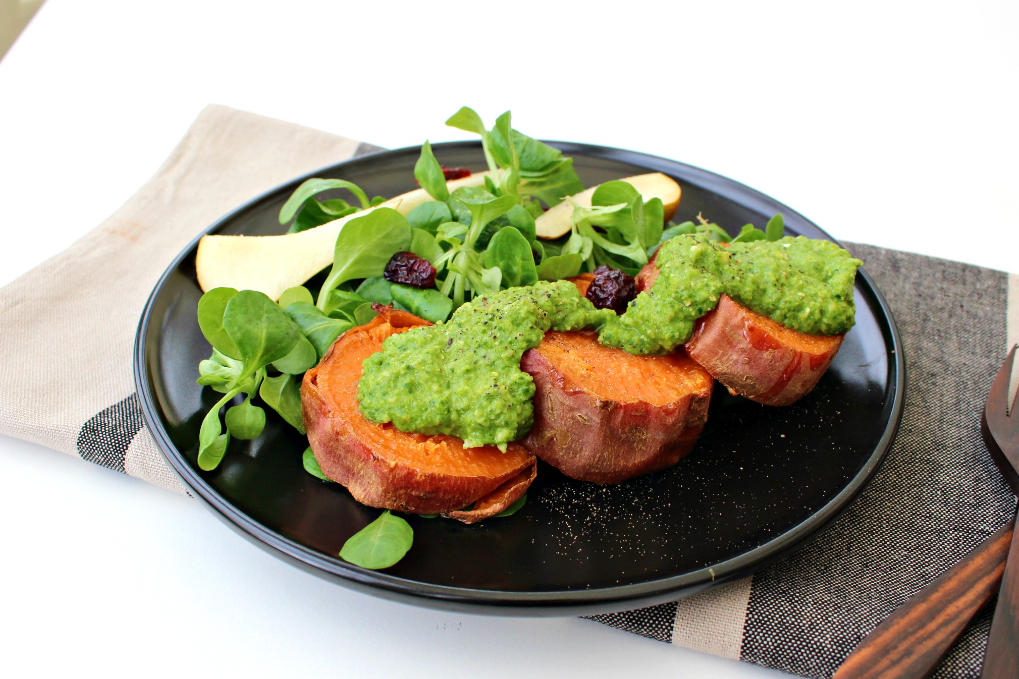 Tranches de patate douce fondantes pesto de kale à l'orange