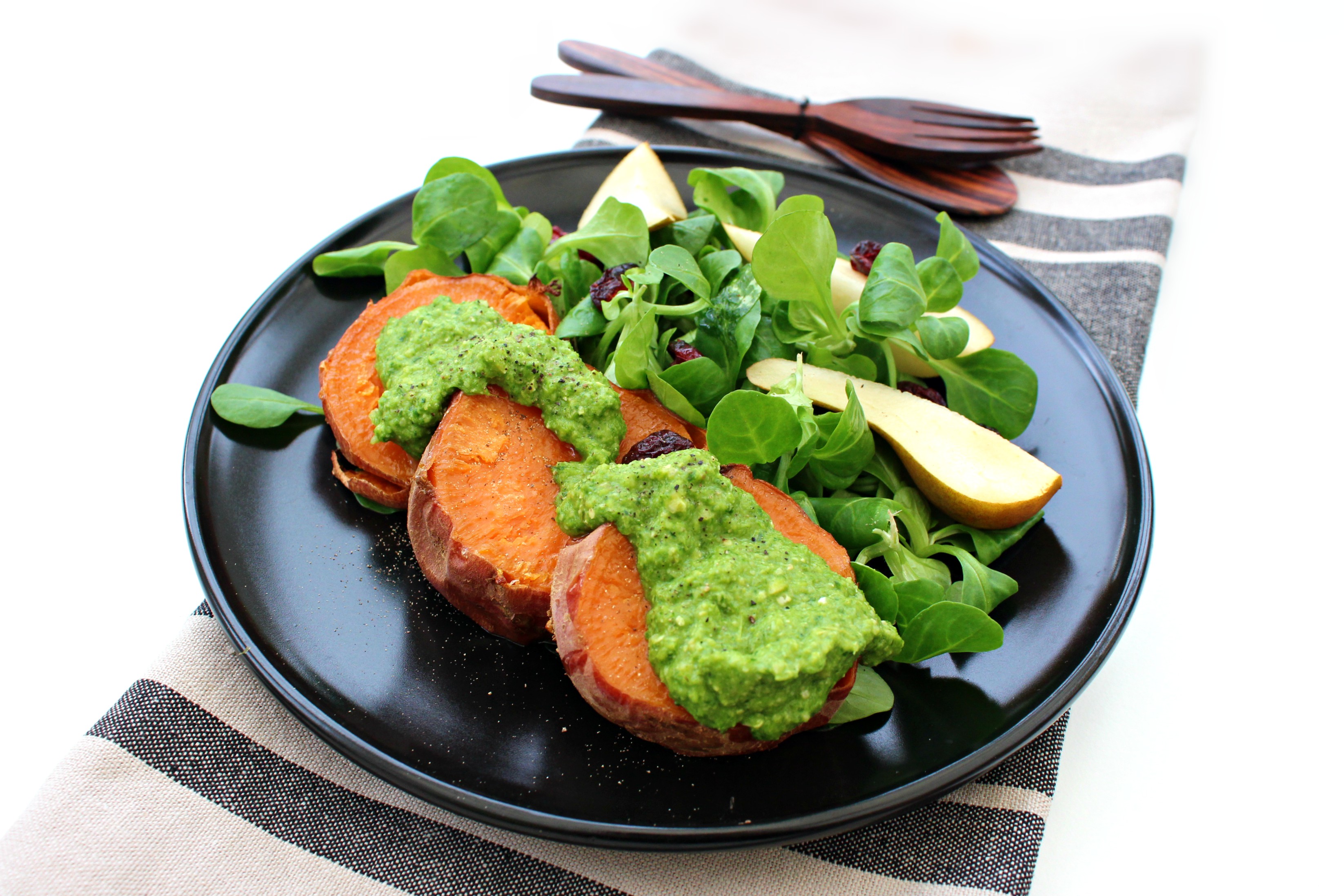 Tranches de patate douce fondantes pesto de kale à l'orange